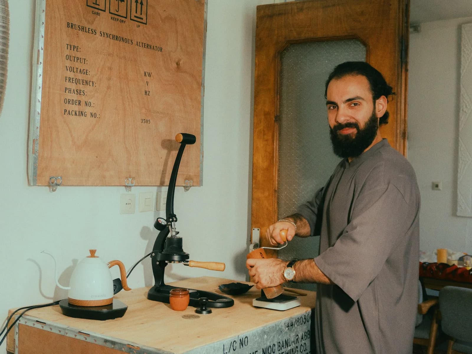 Dono de um café pequeno a preparar um café