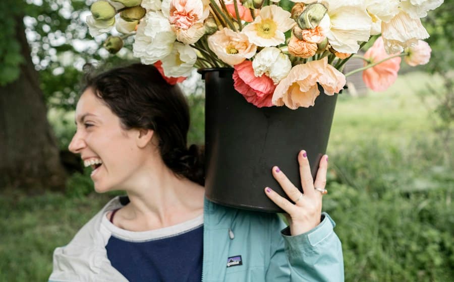 Florista a montar um ramo