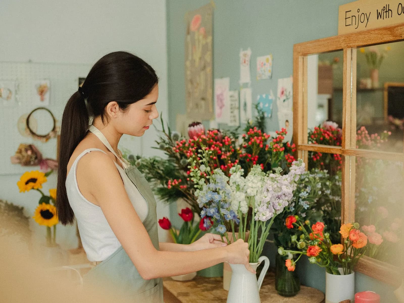 Florista a compor um ramo na loja
