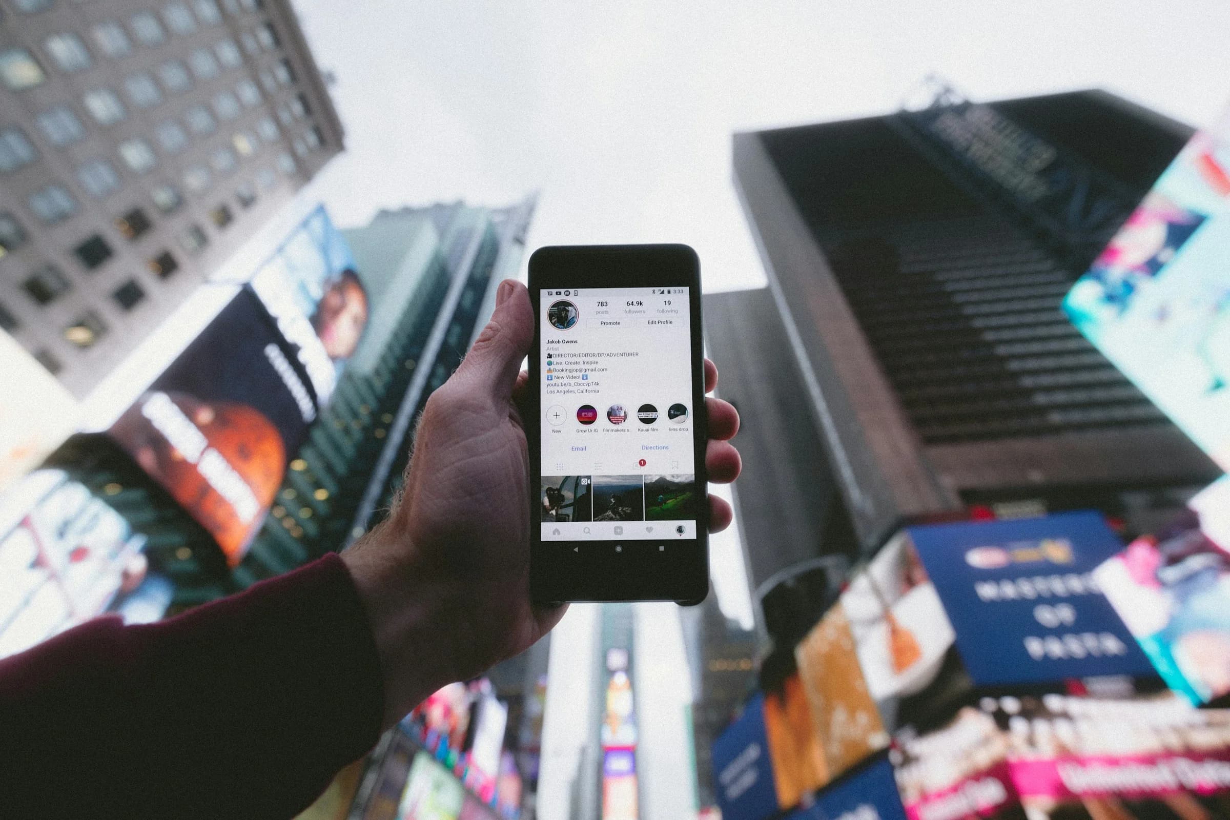 Mãos a fotografar um produto com o telemóvel